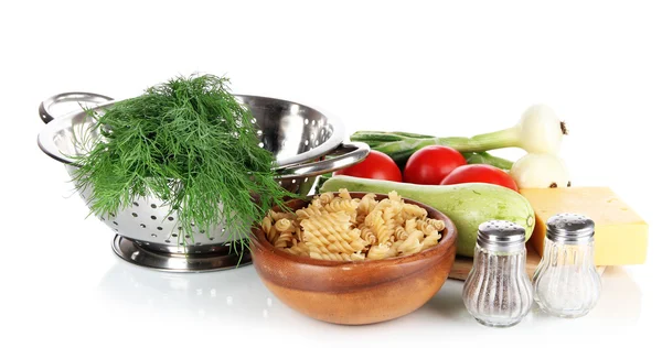 Ingrediënten voor koken pasta geïsoleerd op wit — Stockfoto