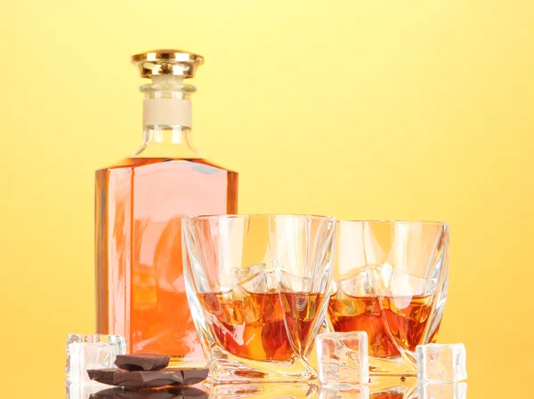 Şişe ve iki bardak scotch viski, renkli arka plan üzerinde — Stok fotoğraf