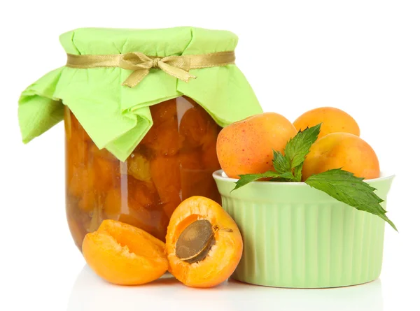 Marmellata di albicocche in vaso di vetro e albicocche fresche, isolata su bianco — Foto Stock