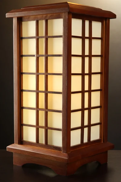 Lámpara de mesa japonesa sobre fondo marrón — Foto de Stock