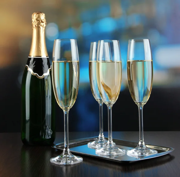 Champagne in bicchieri in ristorante — Foto Stock