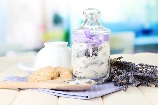 Tarro de azúcar de lavanda y flores de lavanda fresca sobre fondo brillante —  Fotos de Stock