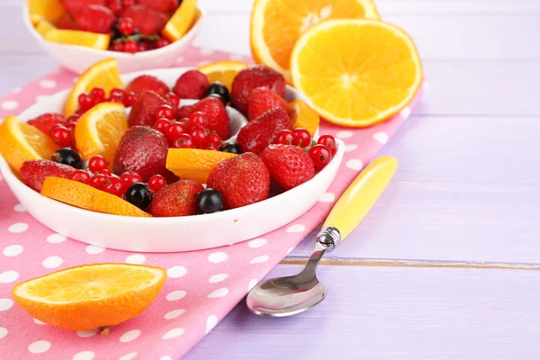 Salade de fruits utile dans des assiettes sur table en bois close-up — Photo