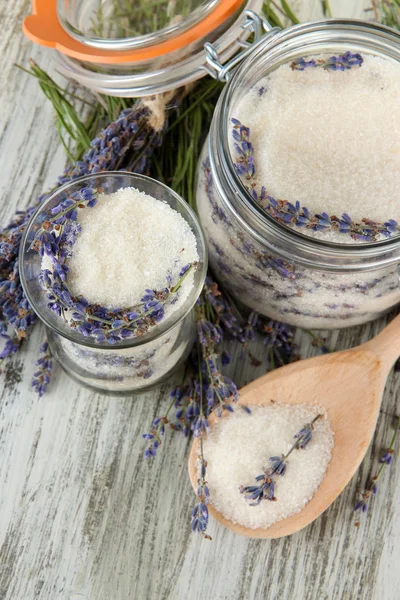 Tarro de azúcar de lavanda y flores de lavanda fresca sobre fondo de madera — Foto de Stock