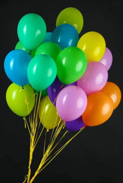Bunte Luftballons isoliert auf schwarz — Stockfoto