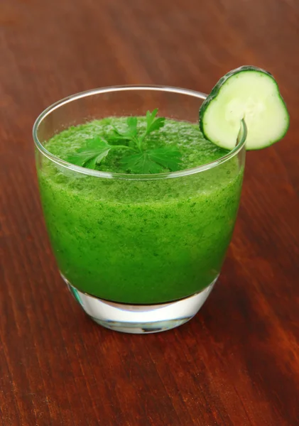 Green vegetable juice on table close-up — Stock Photo, Image