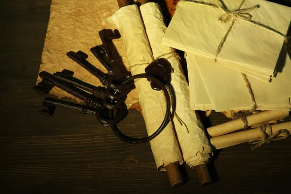 Antike Schlüssel und Schriftrolle auf dunklem Hintergrund — Stockfoto