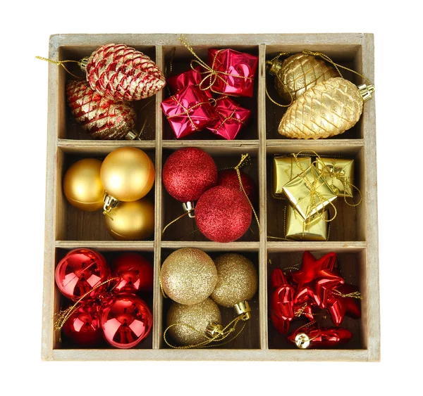 Caja de madera llena de decoraciones navideñas, aislada en blanco — Foto de Stock