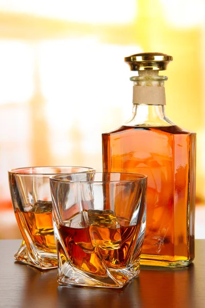 Üveg whiskey-t, üveg, sötét háttér — Stock Fotó
