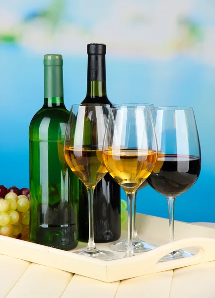 şarap şişe ve kadeh şarap parlak zemin üzerine tepsi