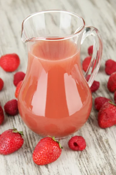 Delicioso jugo de fresa en primer plano de mesa —  Fotos de Stock