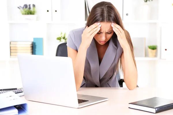 Junge Geschäftsfrau im Amt — Stockfoto