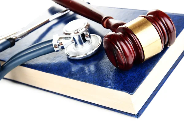 Concept de droit médical. Gavel et stéthoscope sur livre close up — Photo