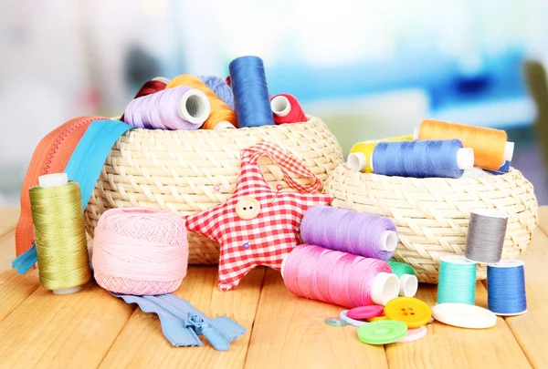 hasır sepetleri ile parlak zemin üzerine ahşap masa üzerinde iğne işi'den aksesuarlar