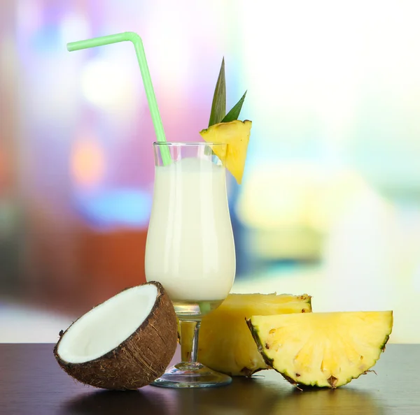 Bebida de piña colada en copas de cóctel, sobre fondo brillante —  Fotos de Stock