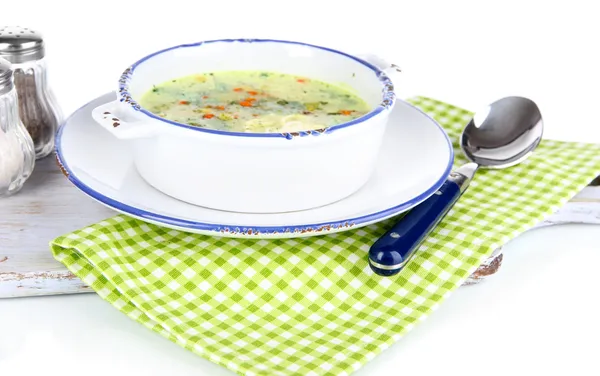 Suppe im Teller auf Serviette auf Holzbrett isoliert auf Weiß — Stockfoto