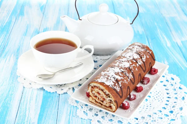 Rollo dulce con taza de té en primer plano de la mesa — Foto de Stock