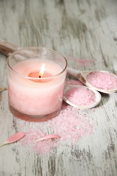 pembe mum ve ahşap zemin üzerinde deniz tuzu ile güzel bir spa ayarı