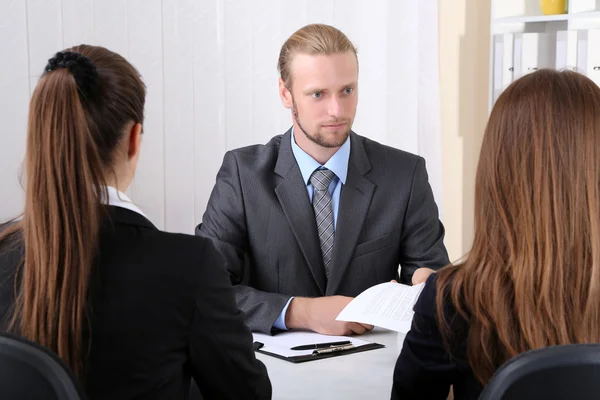 Solicitantes de empleo teniendo entrevista — Foto de Stock