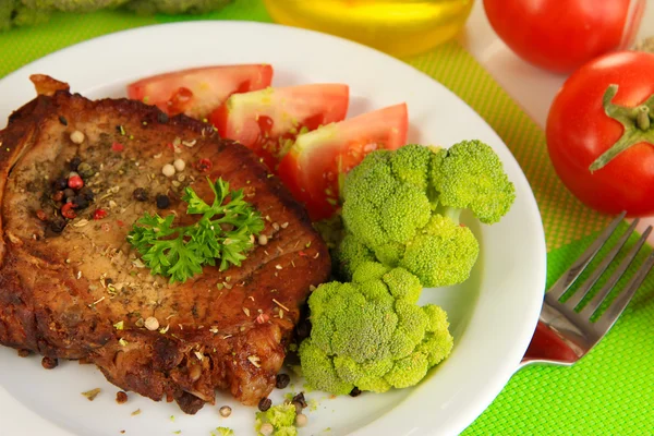 Pedaço de carne frita no prato close-up — Fotografia de Stock