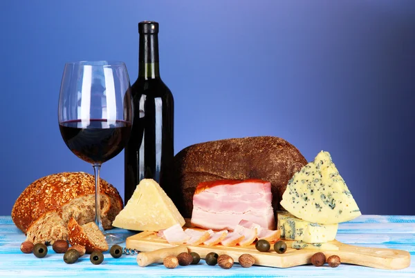 Exquisito bodegón de vino, queso y productos cárnicos — Foto de Stock