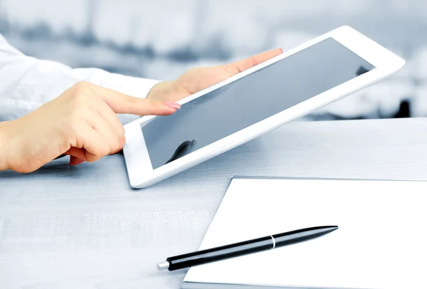 Trabajadora de oficina usando tableta digital en cafetería en tonos grises — Foto de Stock