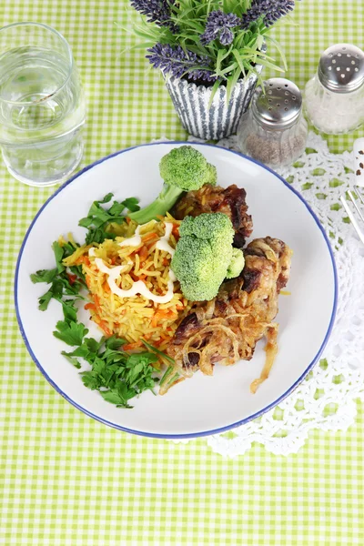 Sopa e arroz com carne em pratos em guardanapo na toalha de mesa — Fotografia de Stock