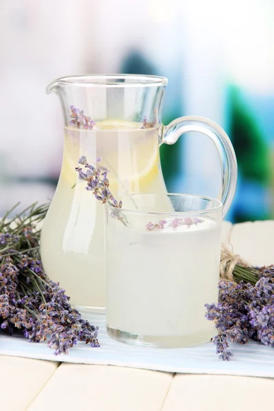 Lavendel limonade in glazen kan, op servet, op lichte achtergrond — Stockfoto