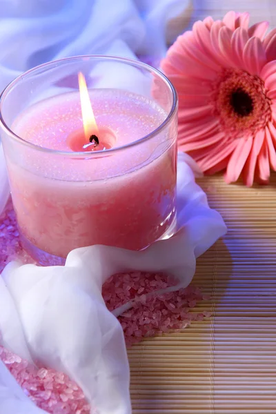 Bella candela con fiore su panno bianco, primo piano — Foto Stock