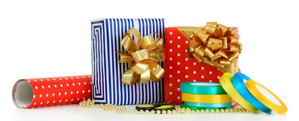 Materiales y accesorios para envolver regalos aislados en blanco —  Fotos de Stock