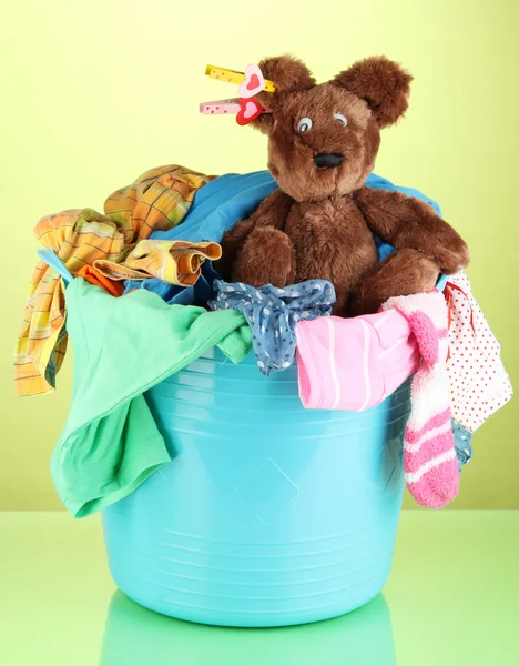 yeşil zemin üzerine mavi çamaşır sepeti