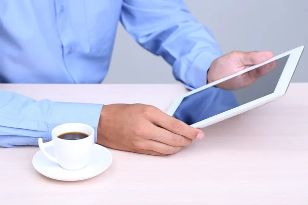 Homme d'affaires avec ordinateur portable dans le bureau close-up — Photo