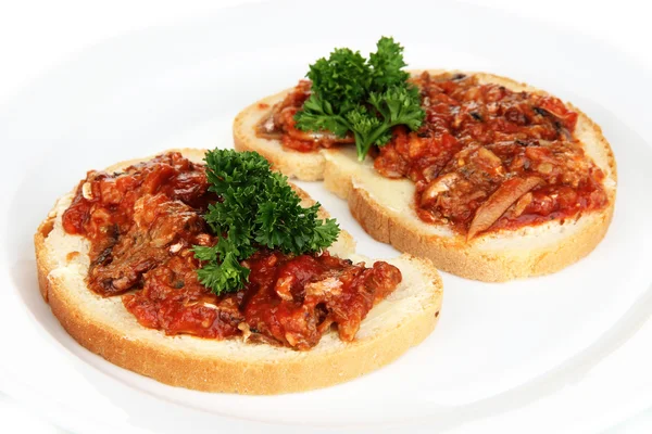 Sabrosos sándwiches con sardinas y salsa de tomate, primer plano — Foto de Stock