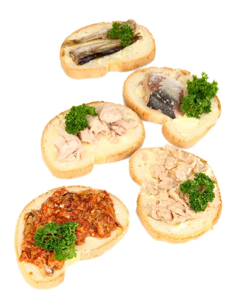 Sandwichs savoureux avec des sardines de foie de thon et de morue différents types de poissons en conserve, isolés sur blanc — Photo