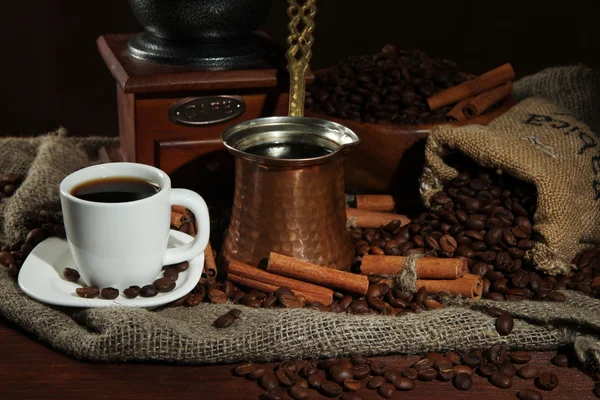 Taza de metal turco y café sobre fondo oscuro —  Fotos de Stock