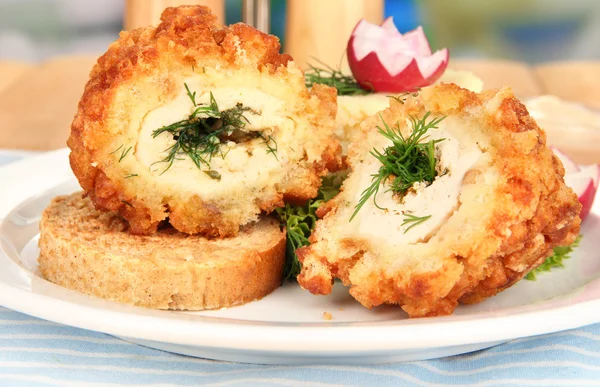 Pollo Kiev su crostini con purè di patate, su tavolo di legno, su sfondo luminoso — Foto Stock