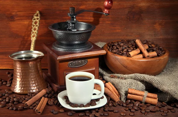 Kahve fincanı ve ahşap zemin üzerinde metal turk — Stok fotoğraf