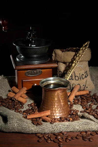 Cafetera sobre fondo oscuro — Foto de Stock