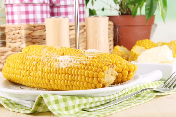 O smaku gotowanej kukurydzy na tabliczce na drewnianym stole na naturalne tło — Zdjęcie stockowe