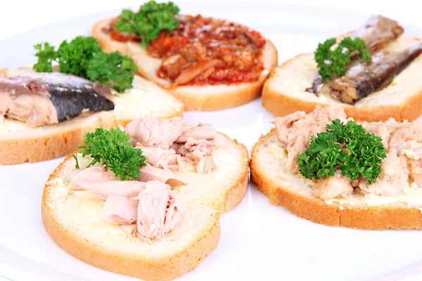 Sanduíches saborosos com sardinhas de fígado de atum e bacalhau diferentes tipos de peixe enlatado, isolado em branco — Fotografia de Stock