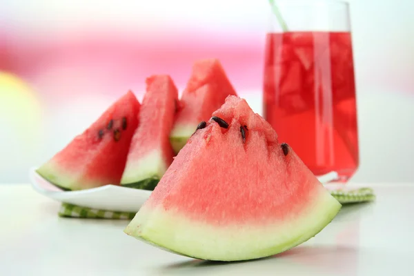 Frische Wassermelone und ein Glas Wassermelonensaft — Stockfoto