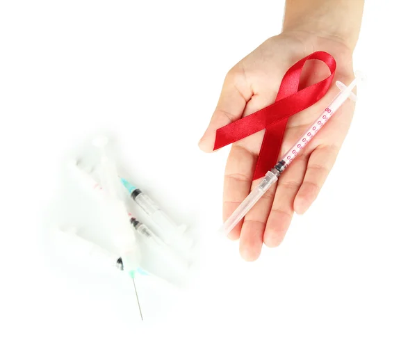 艾滋病丝带和注射器在手上白色隔离 — 图库照片