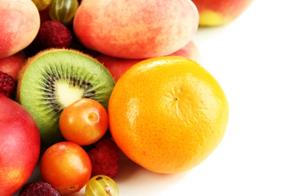 Surtido de frutas jugosas, aisladas en blanco — Foto de Stock