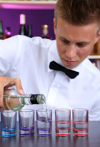 Cantinero está vertiendo vodka en vasos — Foto de Stock