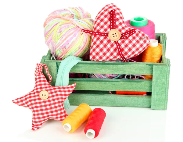 Caja de madera con rosca y accesorios de costura aislados en blanco — Foto de Stock