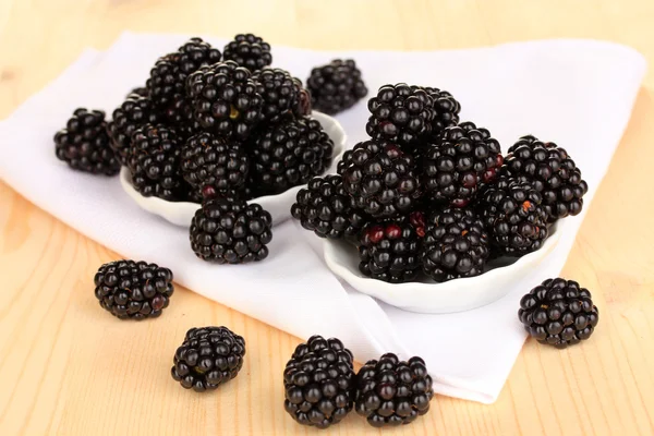 Süße Brombeeren in Schalen auf Holztisch — Stockfoto