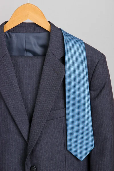 Traje y corbata en percha sobre fondo blanco — Foto de Stock