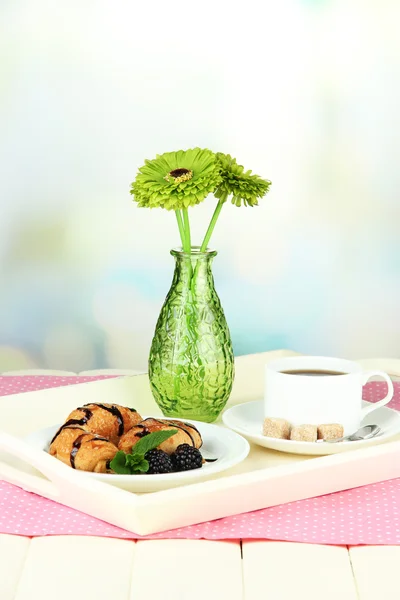 Bandeja de madeira com café da manhã, na mesa de madeira, no fundo claro — Fotografia de Stock