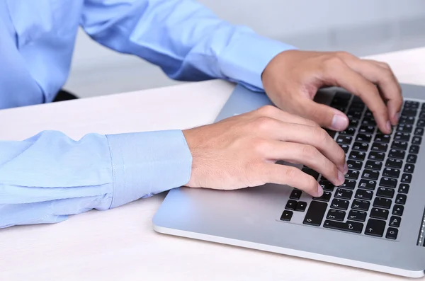 Affärsman med anteckningsboken i office närbild — Stockfoto