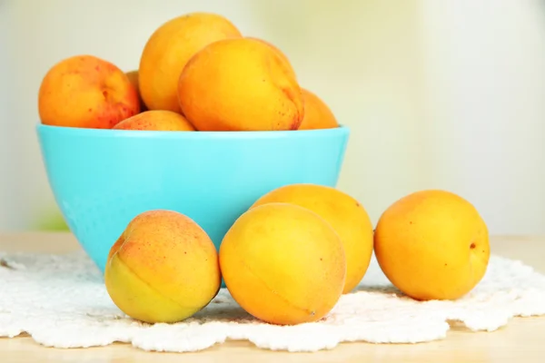 Abricot naturel frais dans un bol sur la table dans la cuisine — Photo